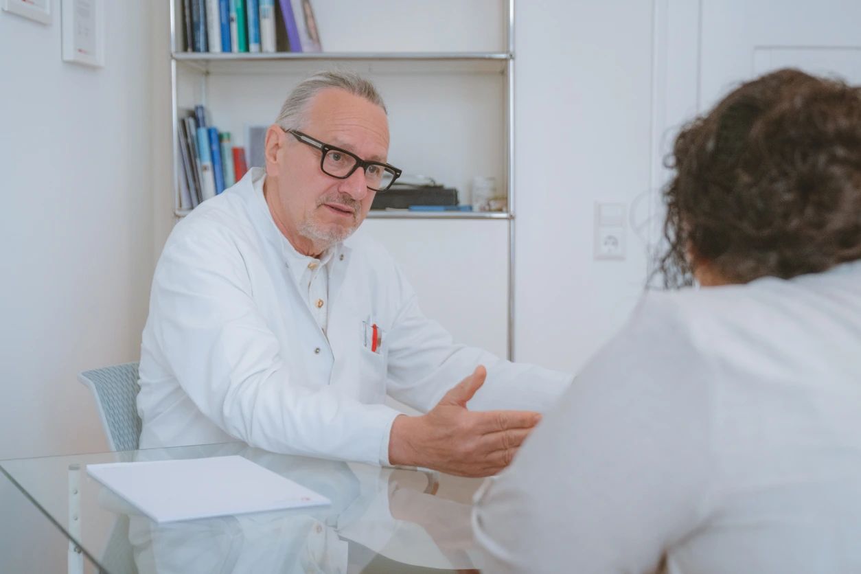 Dr. Michael Pees bei einer Beratung in der Privatpraxis Bodywise Heidelberg
