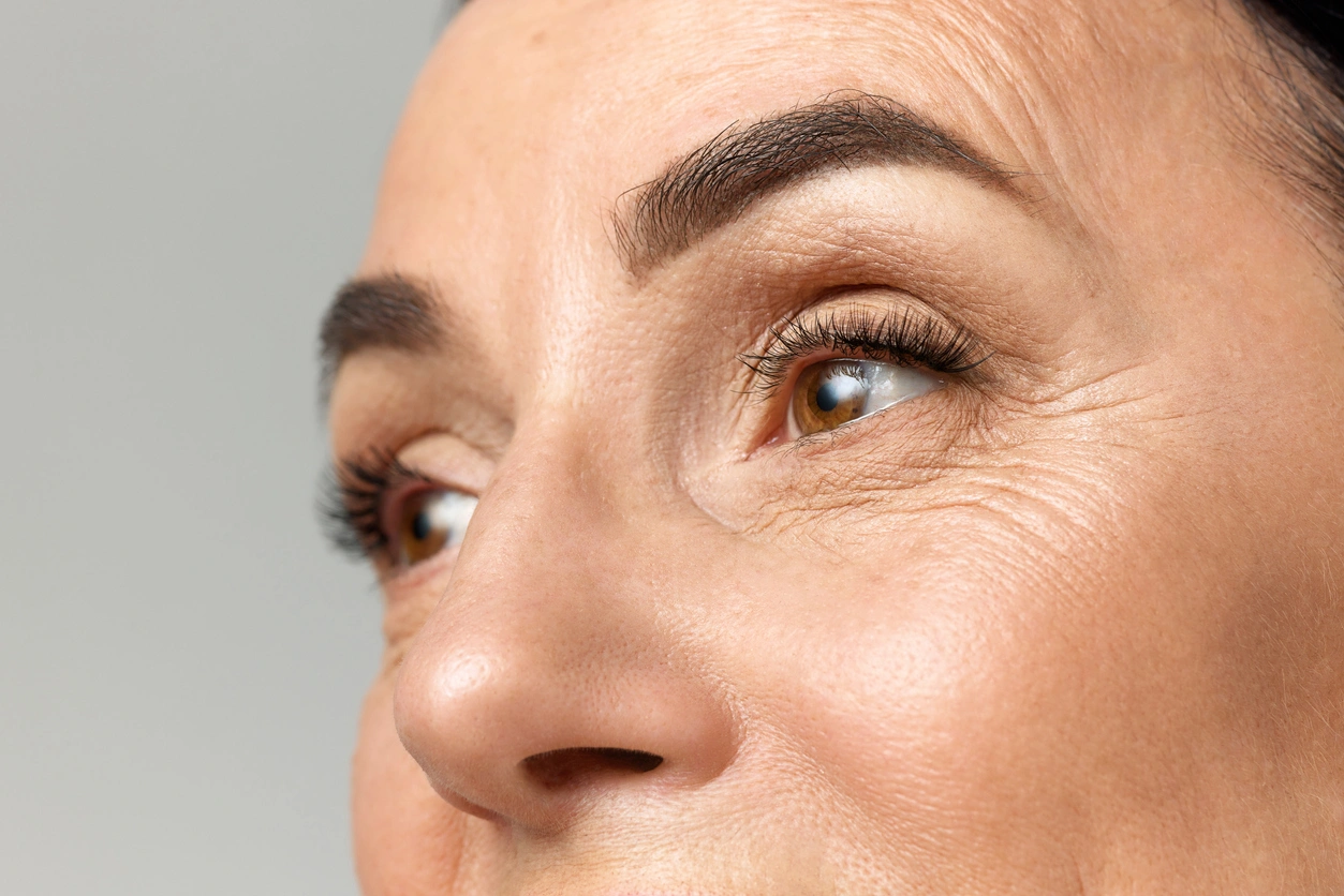 Gesichtsdetail mit natürlichen mimischen Linien im Augenbereich